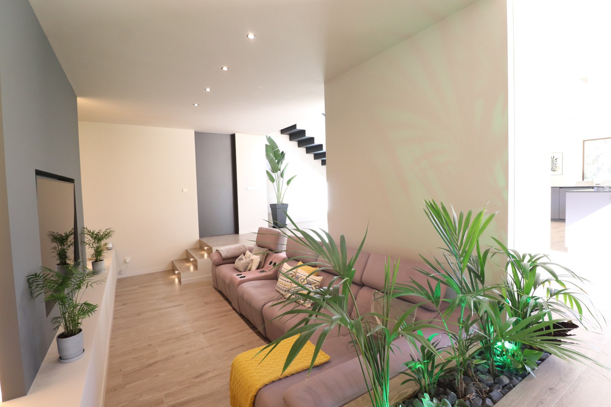 5 Bed Townhouse for sale in Aspe Costa Blanca, Alicante, Spain