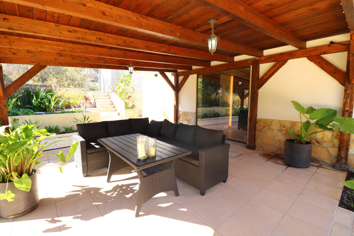 5 Bed Townhouse for sale in Aspe Costa Blanca, Alicante, Spain