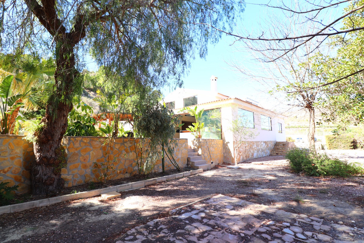 5 Bed Townhouse for sale in Aspe Costa Blanca, Alicante, Spain