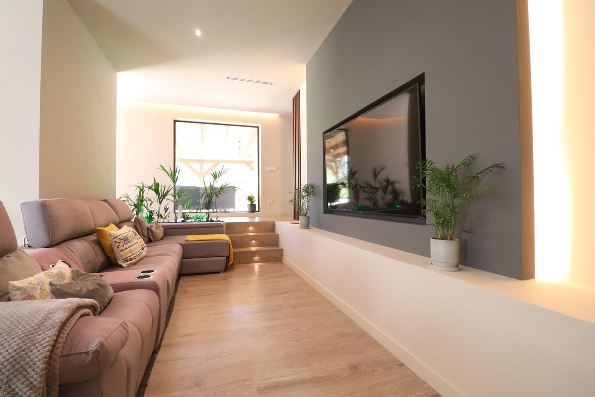 5 Bed Townhouse for sale in Aspe Costa Blanca, Alicante, Spain