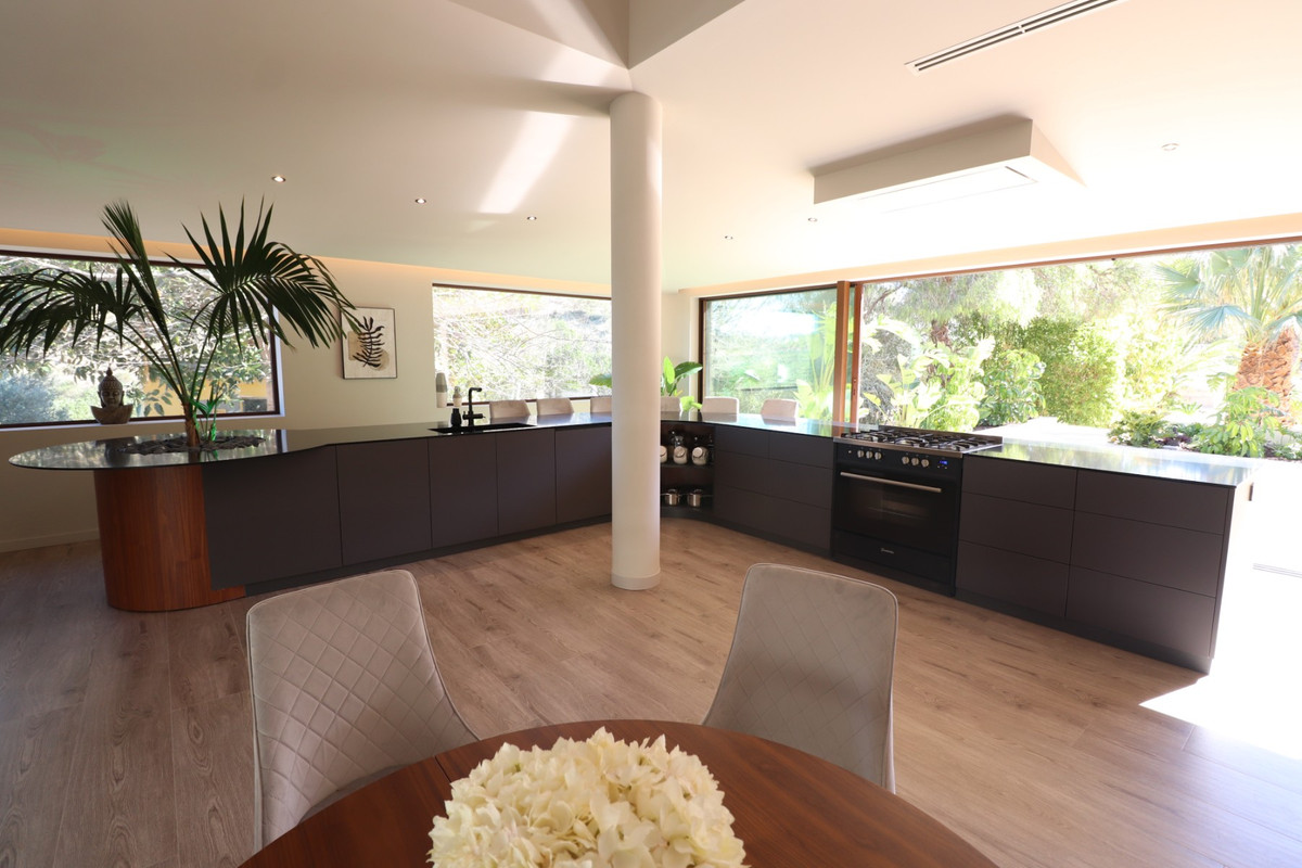 5 Bed Townhouse for sale in Aspe Costa Blanca, Alicante, Spain