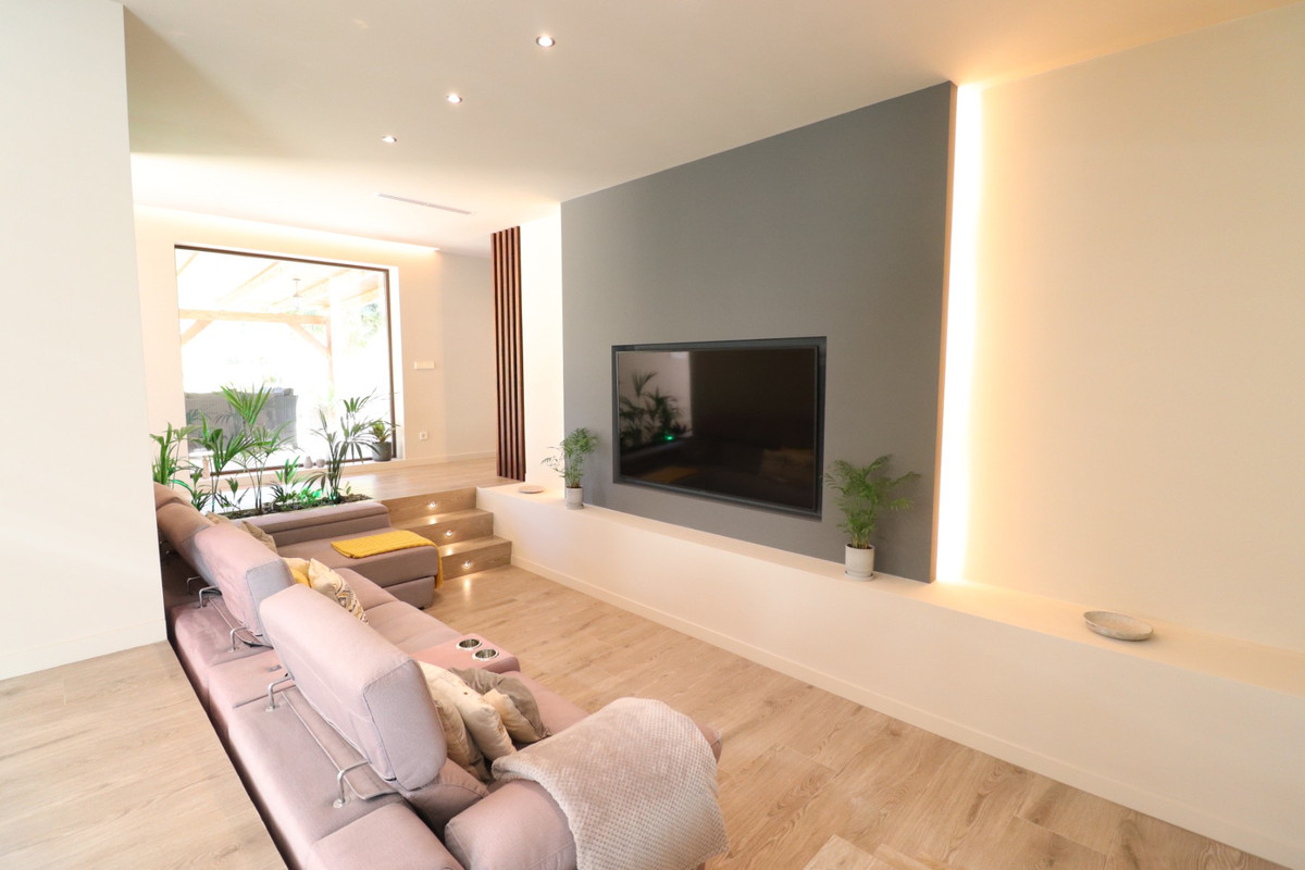 5 Bed Townhouse for sale in Aspe Costa Blanca, Alicante, Spain