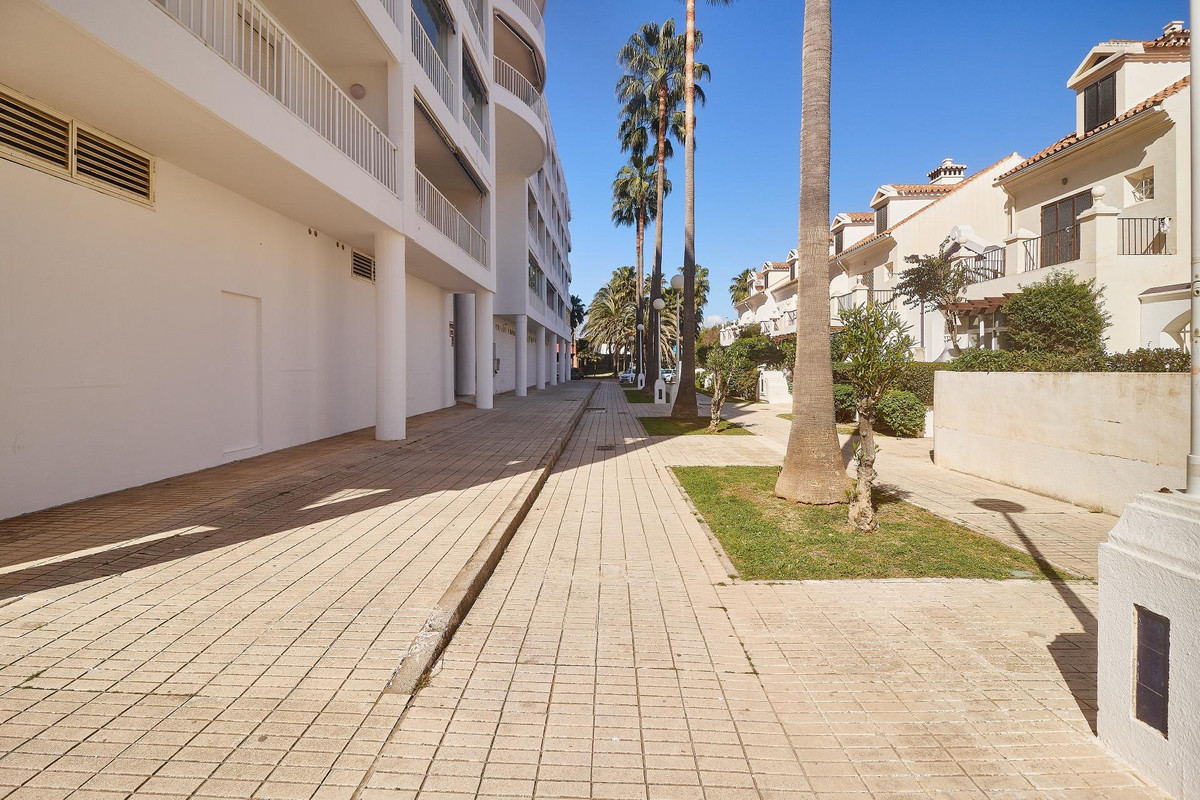 3 Bed Apartment for sale in Fuengirola Costa Del Sol, Málaga, Spain