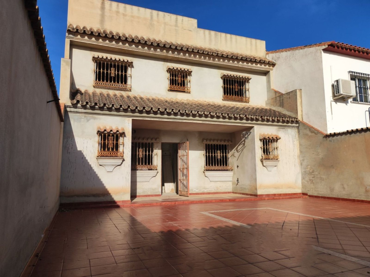 5 Bed Townhouse for sale in Fuengirola Costa Del Sol, Málaga, Spain