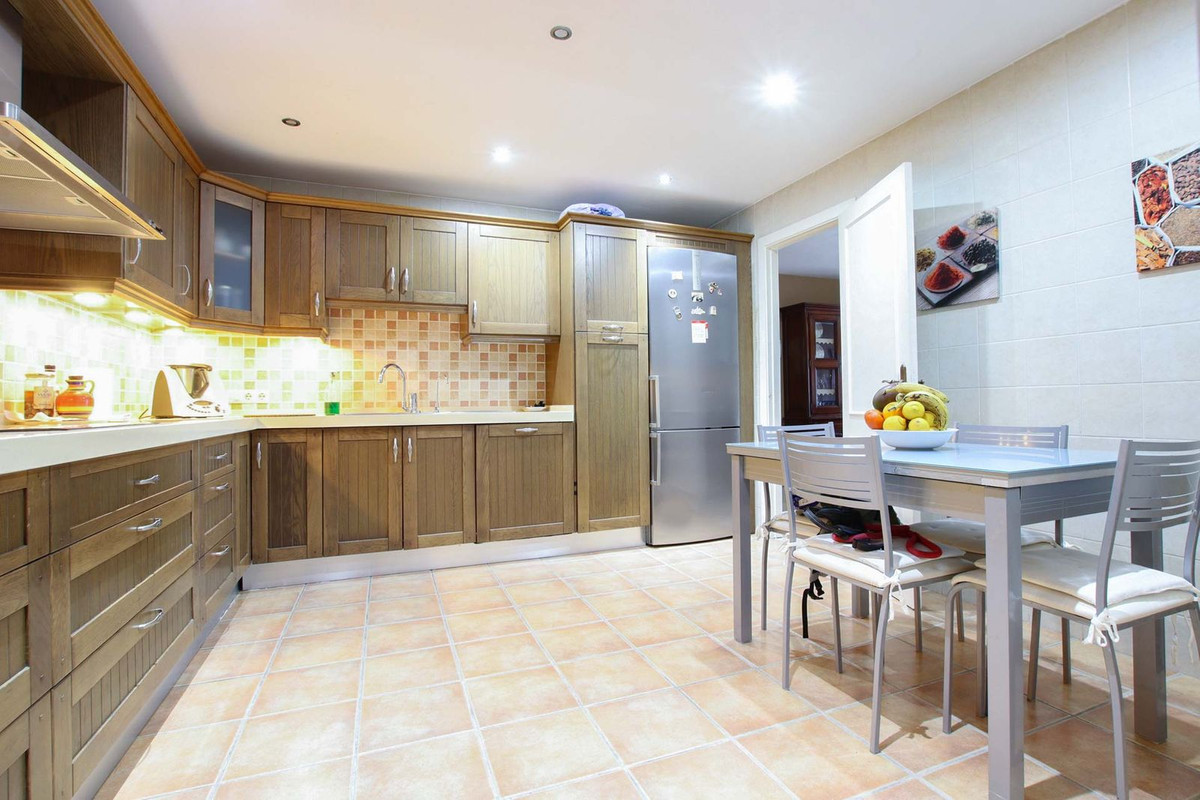 3 Bed Apartment for sale in Nueva Andalucía Costa Del Sol, Málaga, Spain