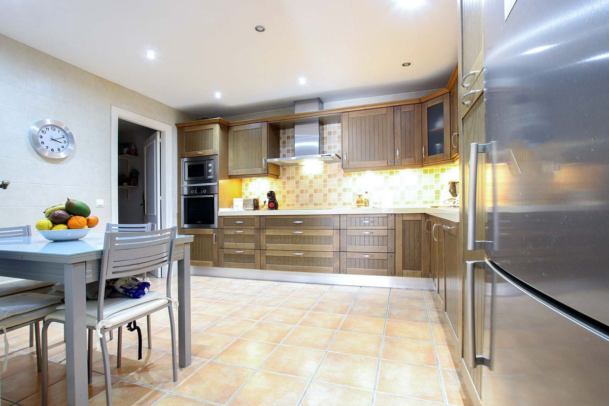 3 Bed Apartment for sale in Nueva Andalucía Costa Del Sol, Málaga, Spain