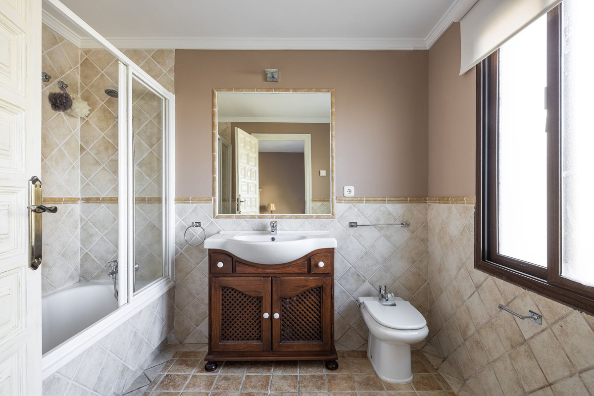 6 Bed Townhouse for sale in El Paraiso Costa Del Sol, Málaga, Spain