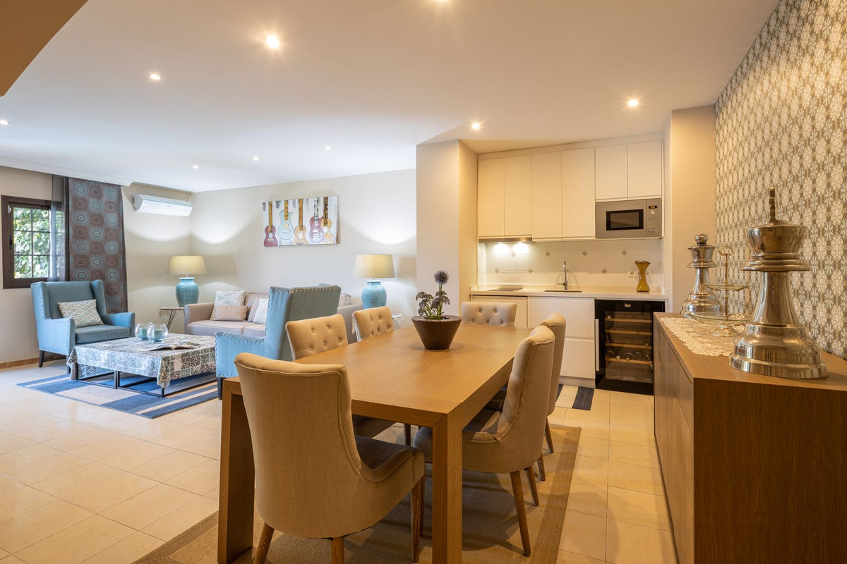 6 Bed Townhouse for sale in El Paraiso Costa Del Sol, Málaga, Spain