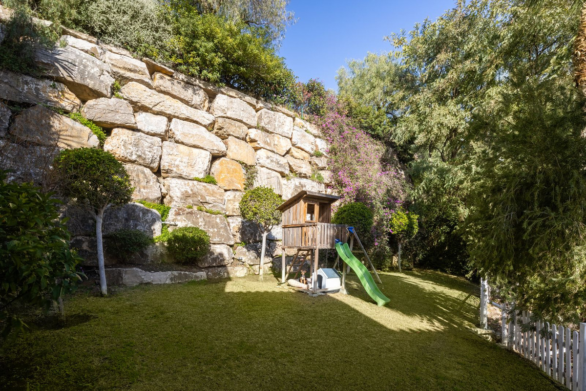6 Bed Townhouse for sale in El Paraiso Costa Del Sol, Málaga, Spain