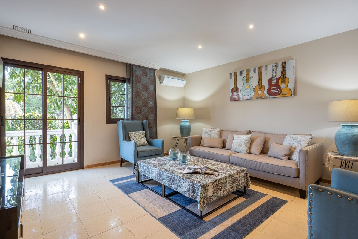 6 Bed Townhouse for sale in El Paraiso Costa Del Sol, Málaga, Spain