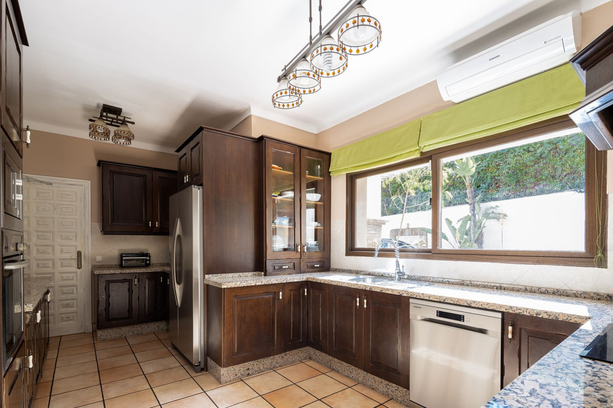 6 Bed Townhouse for sale in El Paraiso Costa Del Sol, Málaga, Spain