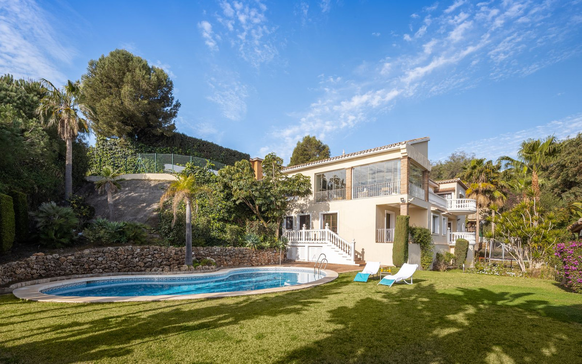 6 Bed Townhouse for sale in El Paraiso Costa Del Sol, Málaga, Spain