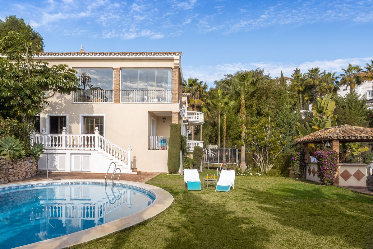6 Bed Townhouse for sale in El Paraiso Costa Del Sol, Málaga, Spain