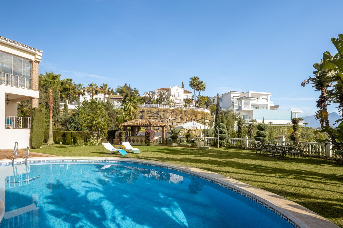 6 Bed Townhouse for sale in El Paraiso Costa Del Sol, Málaga, Spain