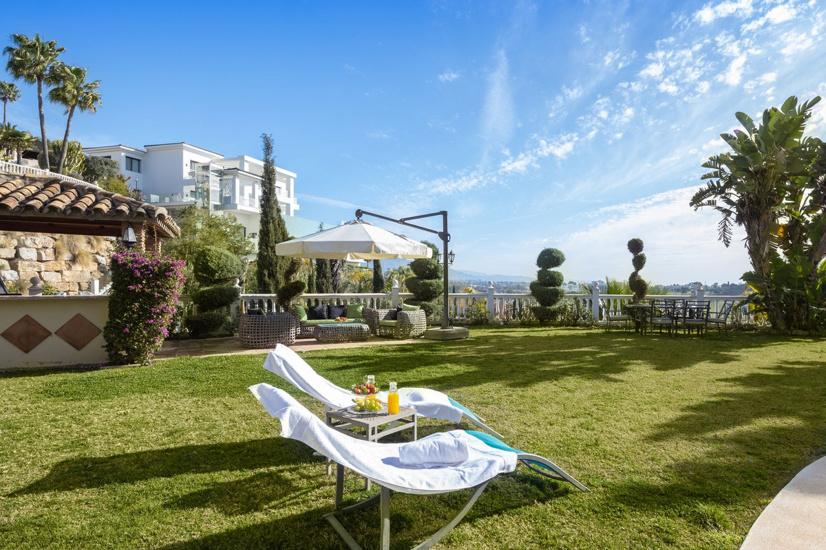 6 Bed Townhouse for sale in El Paraiso Costa Del Sol, Málaga, Spain