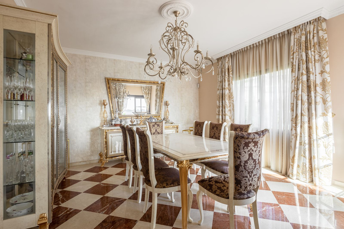 6 Bed Townhouse for sale in El Paraiso Costa Del Sol, Málaga, Spain