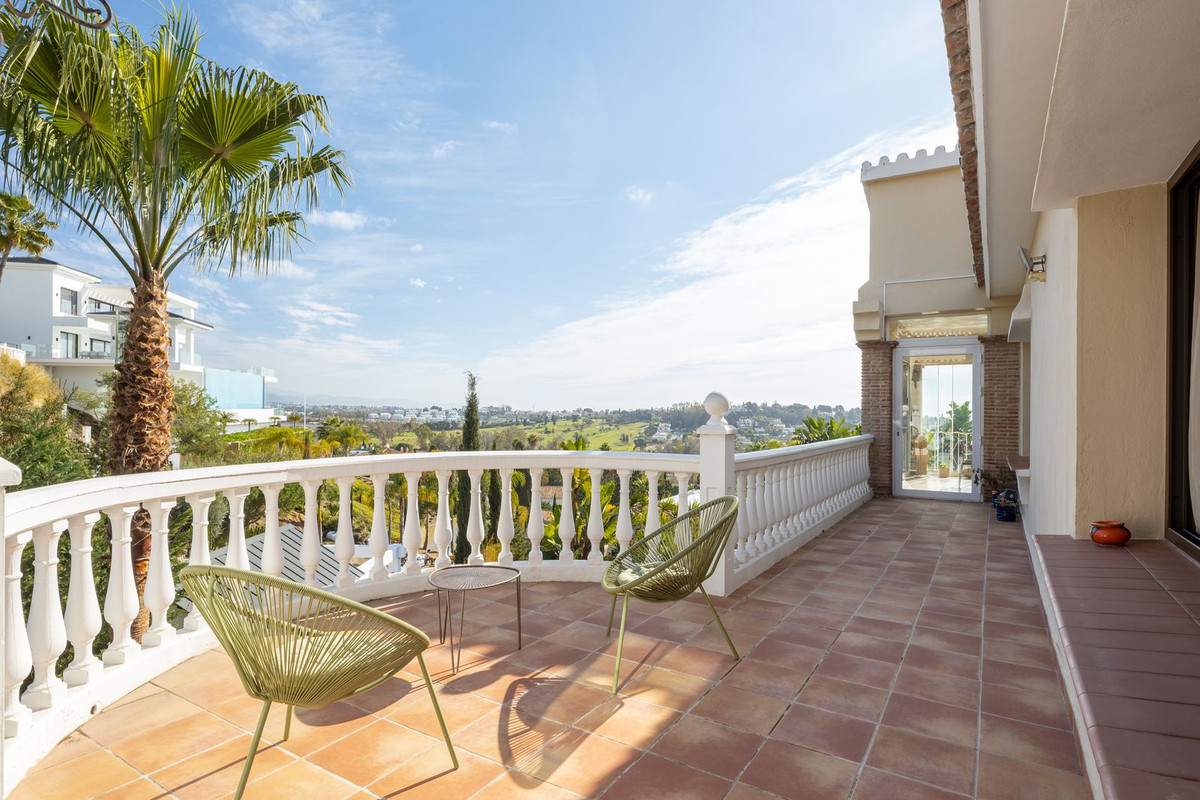 6 Bed Townhouse for sale in El Paraiso Costa Del Sol, Málaga, Spain