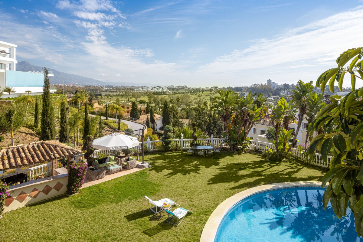 6 Bed Townhouse for sale in El Paraiso Costa Del Sol, Málaga, Spain