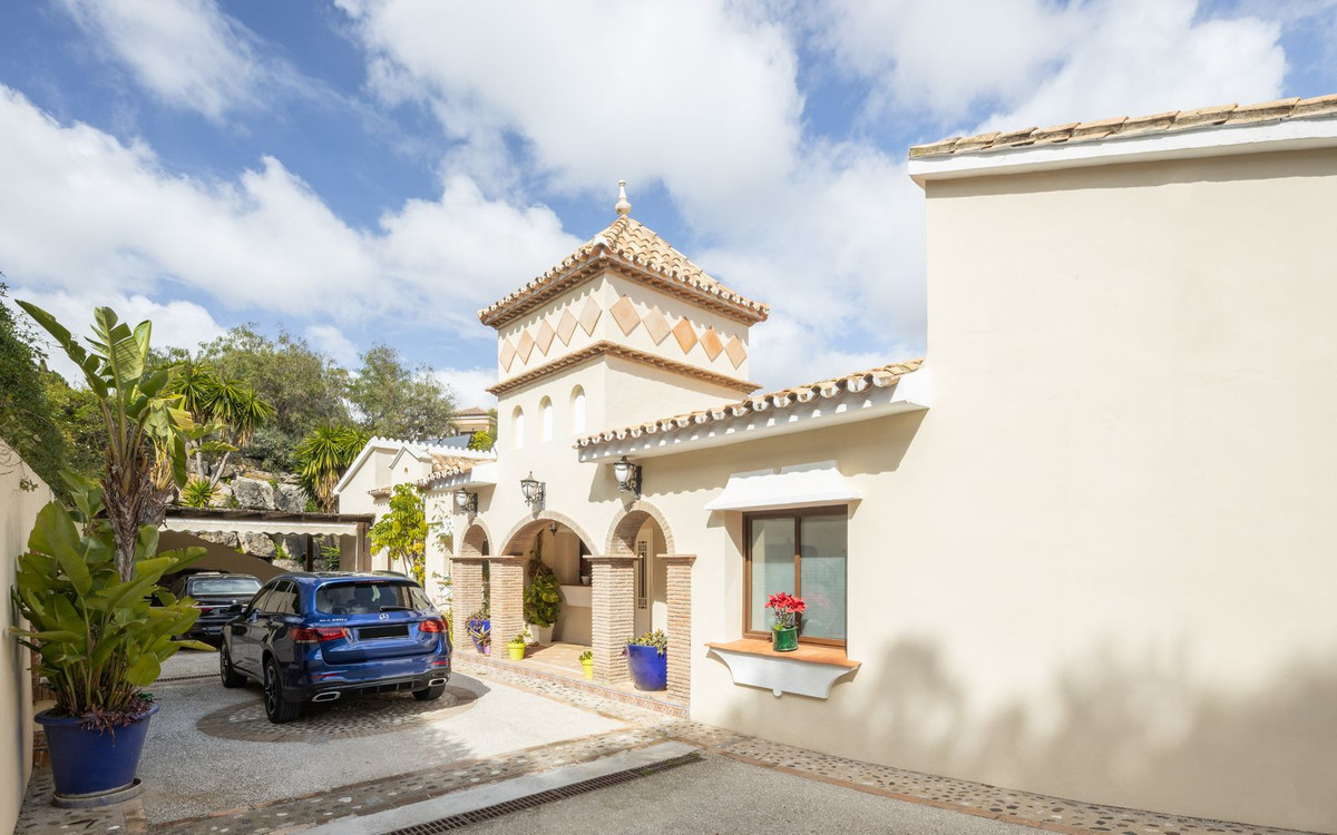 6 Bed Townhouse for sale in El Paraiso Costa Del Sol, Málaga, Spain