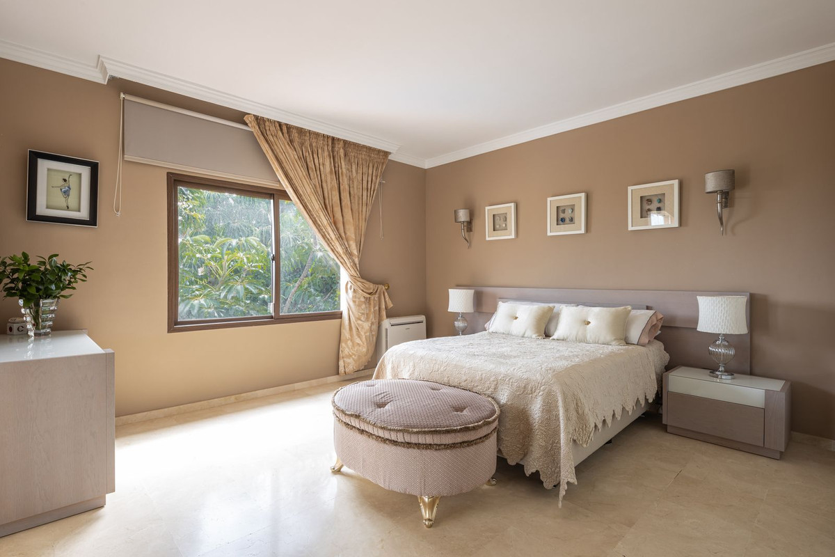 6 Bed Townhouse for sale in El Paraiso Costa Del Sol, Málaga, Spain