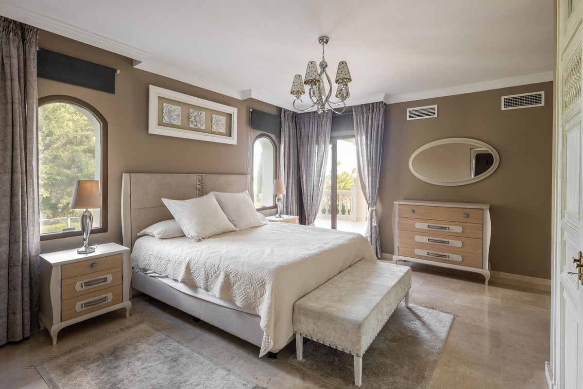 6 Bed Townhouse for sale in El Paraiso Costa Del Sol, Málaga, Spain