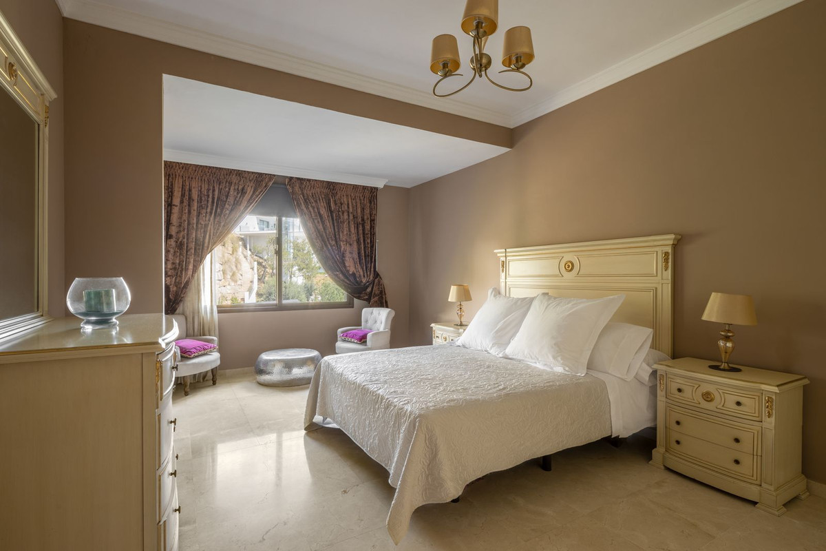 6 Bed Townhouse for sale in El Paraiso Costa Del Sol, Málaga, Spain