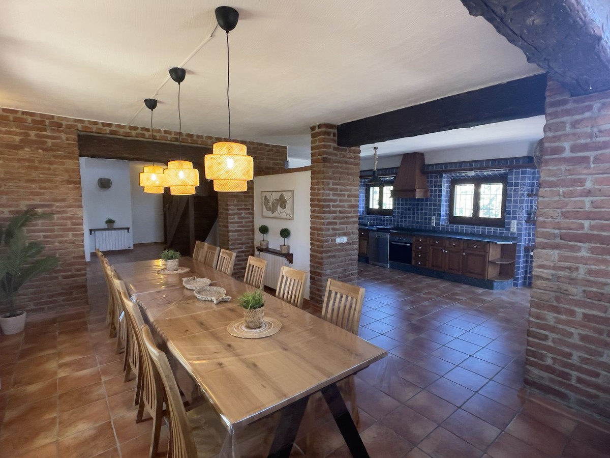 Se vende Villa - Chalet de 9 dormitorios en Costa Del Sol East, Málaga, España