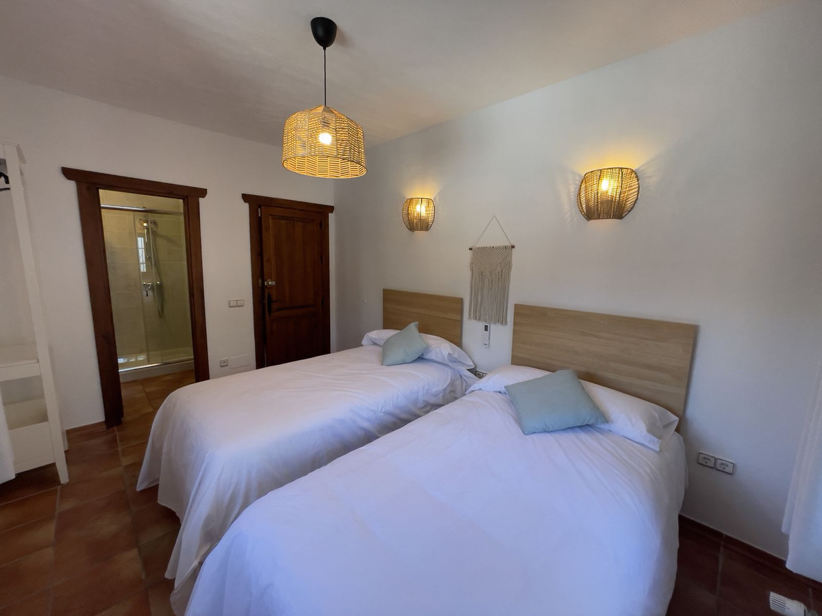 Se vende Villa - Chalet de 9 dormitorios en Costa Del Sol East, Málaga, España