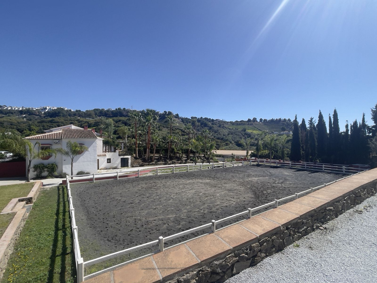 Se vende Villa - Chalet de 9 dormitorios en Costa Del Sol East, Málaga, España
