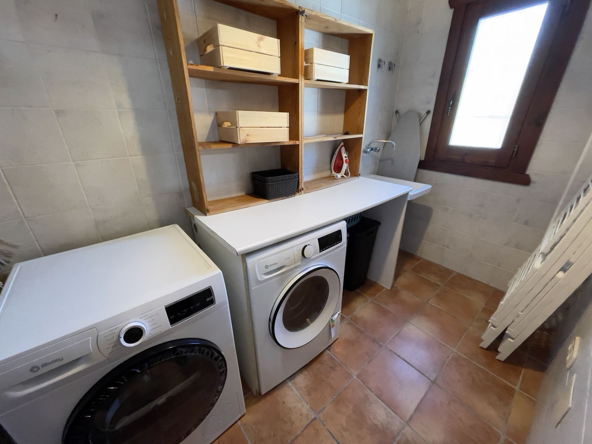Se vende Villa - Chalet de 9 dormitorios en Costa Del Sol East, Málaga, España