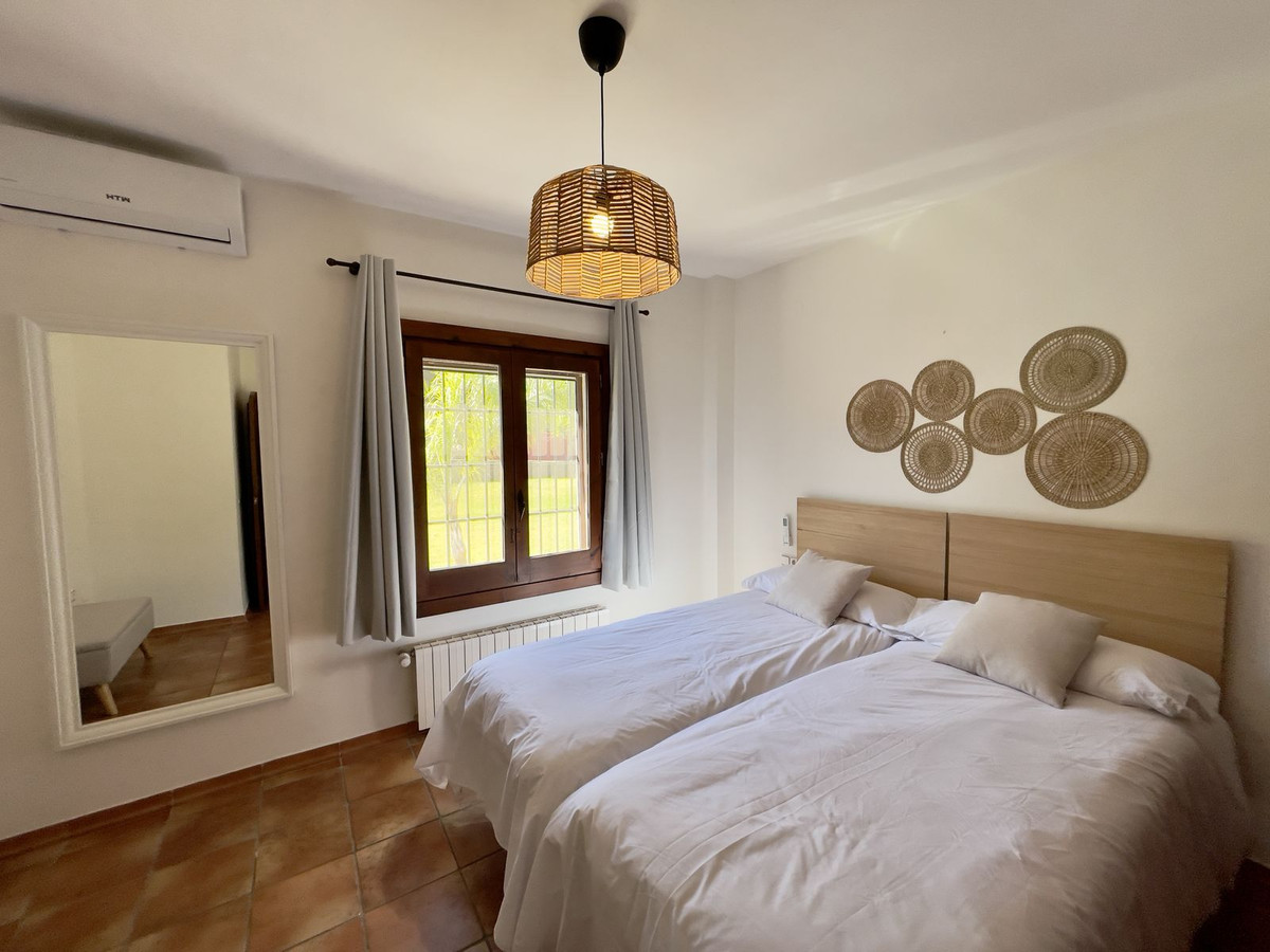 Se vende Villa - Chalet de 9 dormitorios en Costa Del Sol East, Málaga, España
