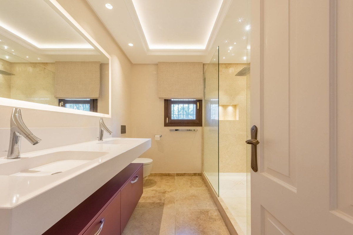 Se vende Villa - Chalet de 6 dormitorios en Costa Del Sol, Málaga, España