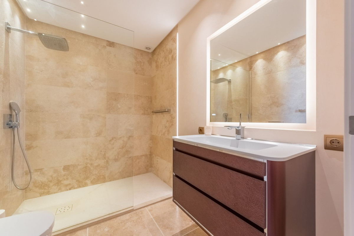 Se vende Villa - Chalet de 6 dormitorios en Costa Del Sol, Málaga, España