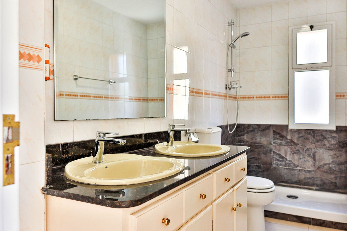 Se vende Pareada de 4 dormitorios en Costa Del Sol, Málaga, España