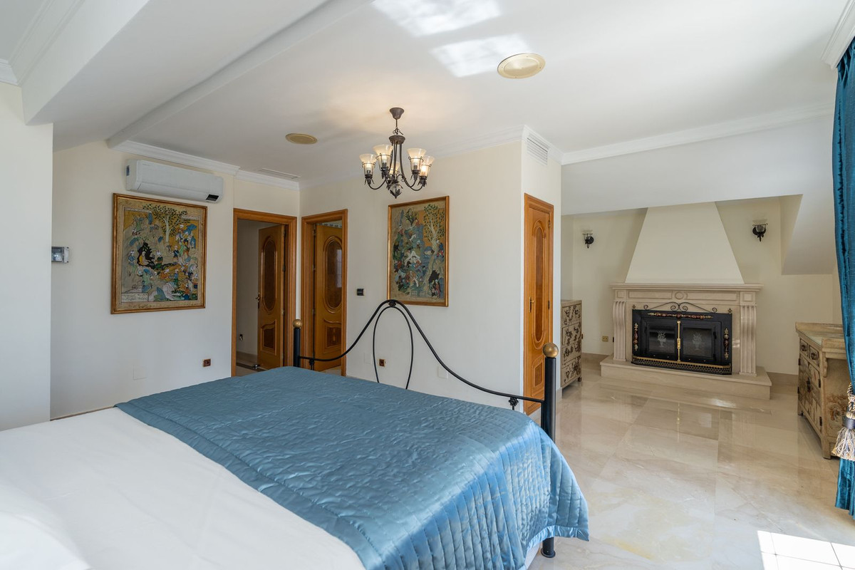5 Bed Apartment for sale in Marbella Costa Del Sol, Málaga, Spain