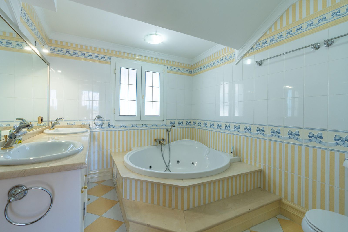 5 Bed Apartment for sale in Marbella Costa Del Sol, Málaga, Spain