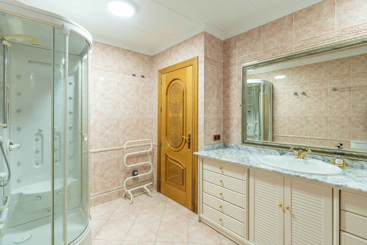 5 Bed Apartment for sale in Marbella Costa Del Sol, Málaga, Spain