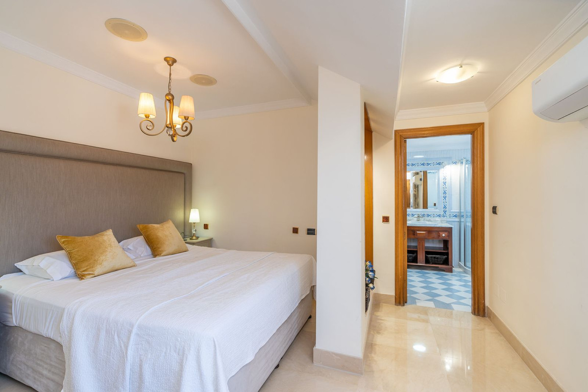 5 Bed Apartment for sale in Marbella Costa Del Sol, Málaga, Spain