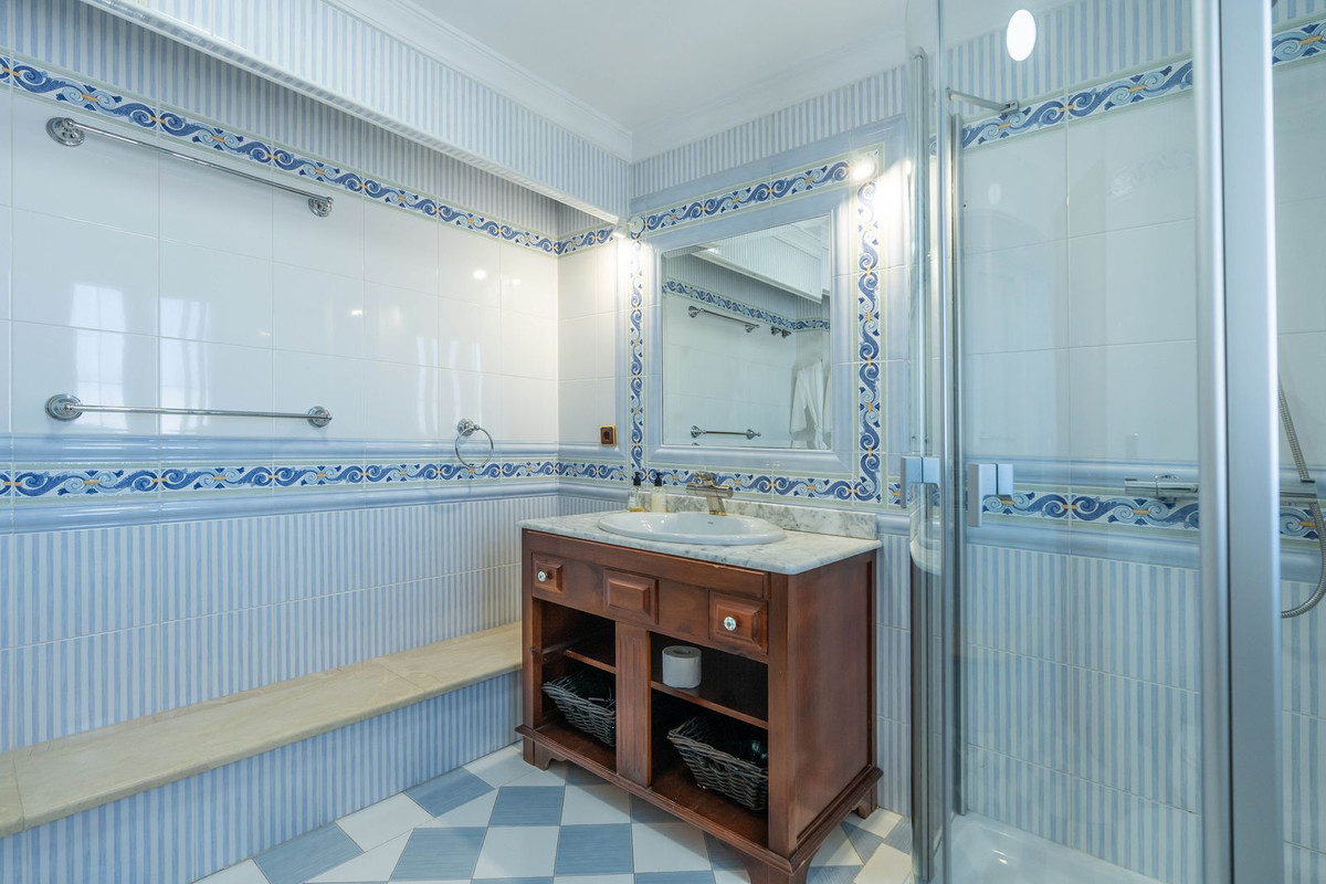 5 Bed Apartment for sale in Marbella Costa Del Sol, Málaga, Spain