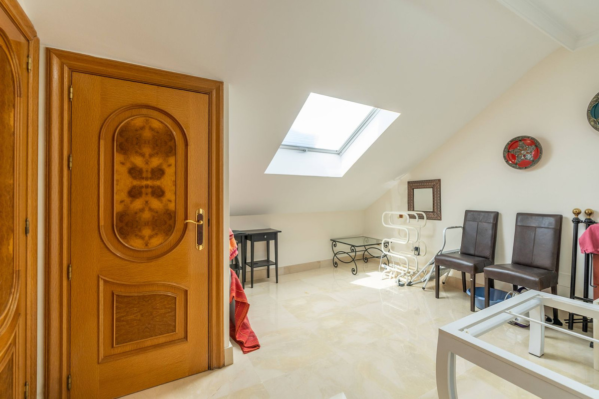5 Bed Apartment for sale in Marbella Costa Del Sol, Málaga, Spain