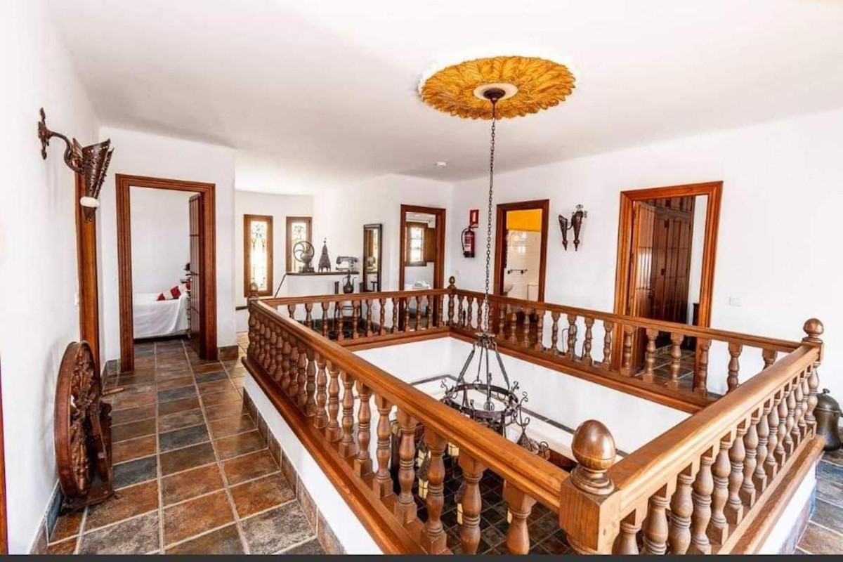 Se vende Villa - Chalet de 7 dormitorios en Costa Del Sol East, Málaga, España