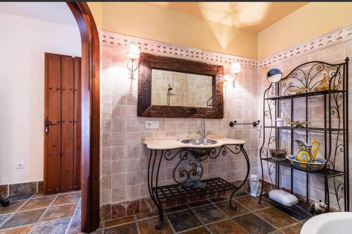 Se vende Villa - Chalet de 7 dormitorios en Costa Del Sol East, Málaga, España