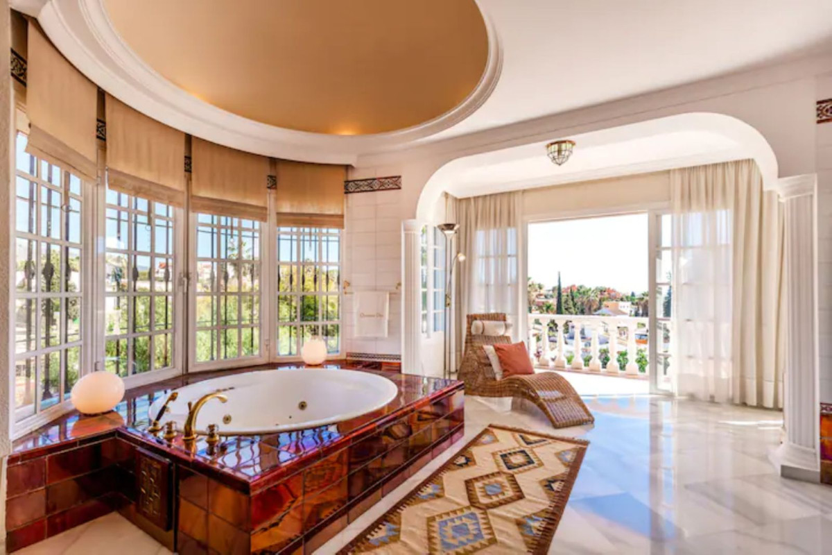 Se vende Villa - Chalet de 5 dormitorios en Costa Del Sol, Málaga, España