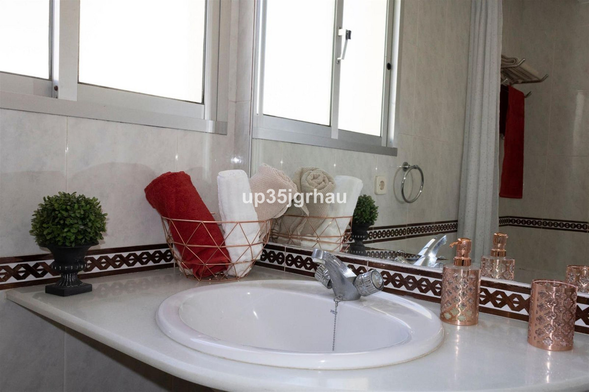 Se vende Edificio residencial de 7 dormitorios en Costa Del Sol, Málaga, España