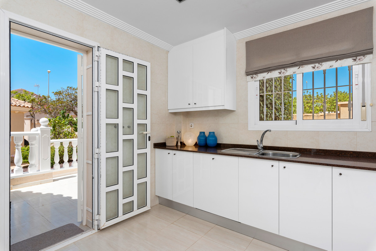 Se vende Villa - Chalet de 4 dormitorios en Costa Blanca, Alicante, España