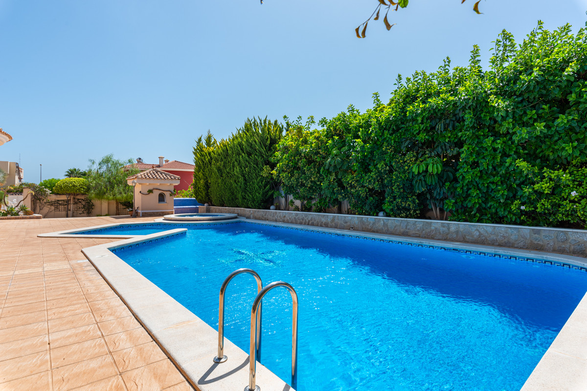 Se vende Villa - Chalet de 4 dormitorios en Costa Blanca, Alicante, España
