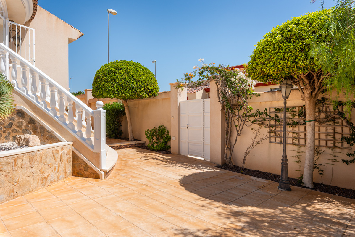 Se vende Villa - Chalet de 4 dormitorios en Costa Blanca, Alicante, España