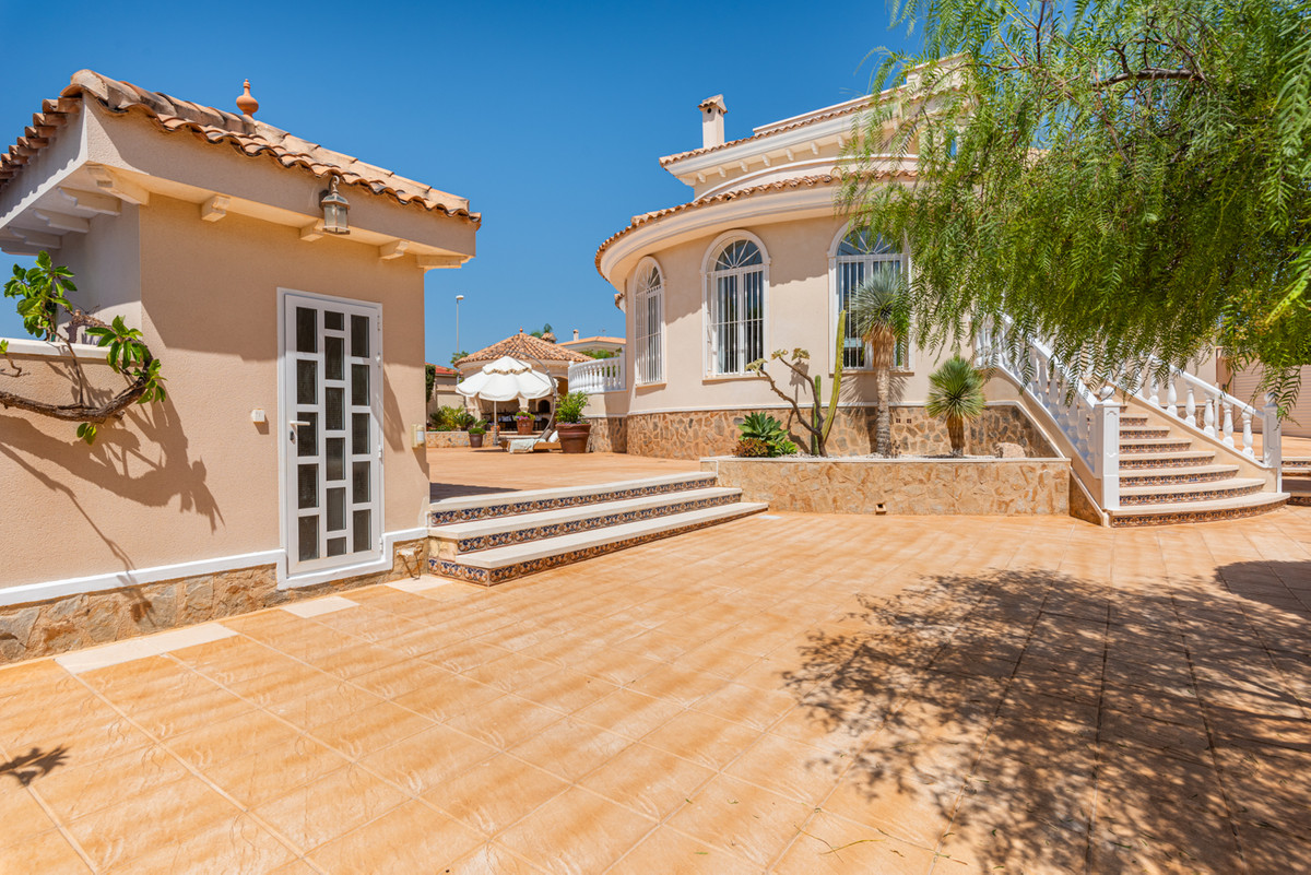 Se vende Villa - Chalet de 4 dormitorios en Costa Blanca, Alicante, España