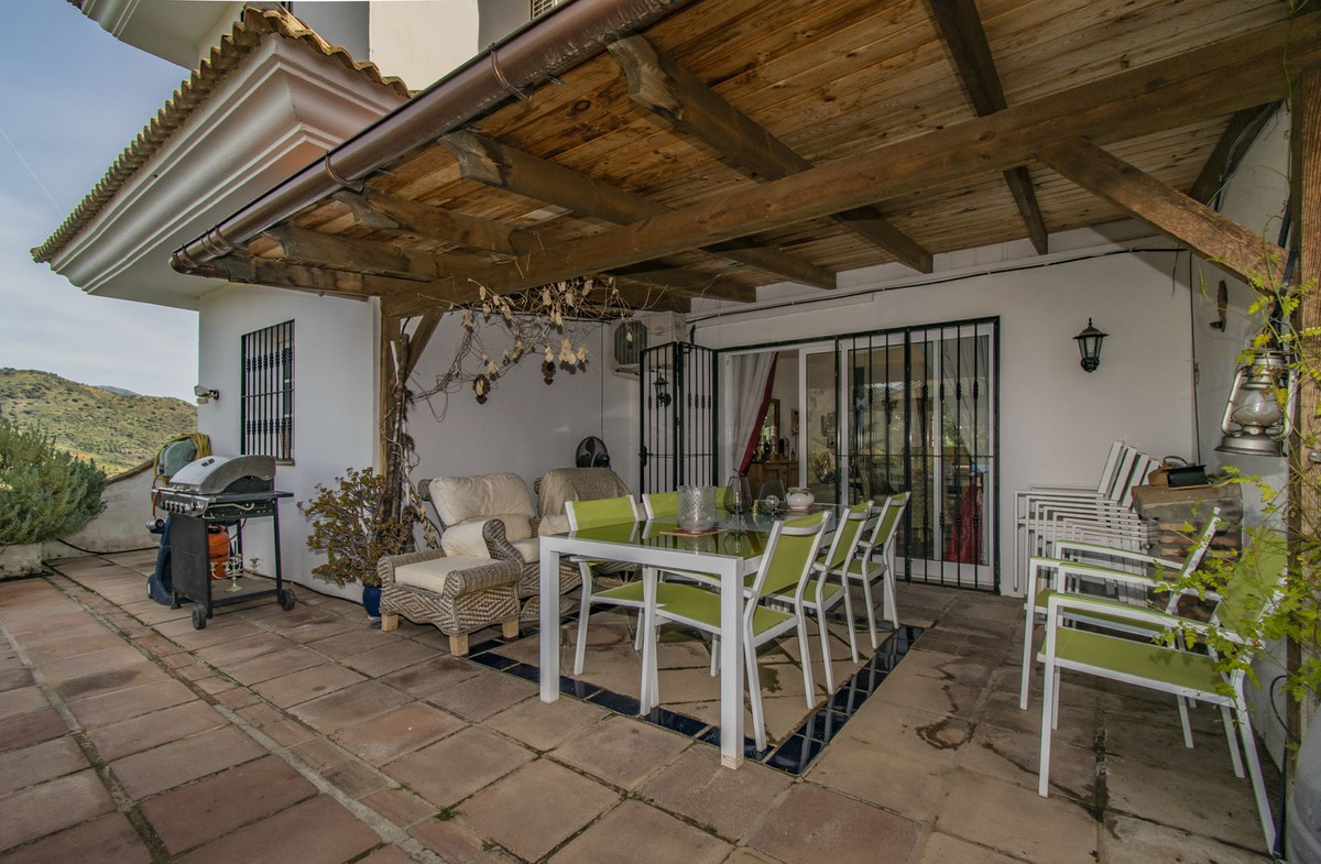5 Bed Townhouse for sale in Monda Costa Del Sol, Málaga, Spain