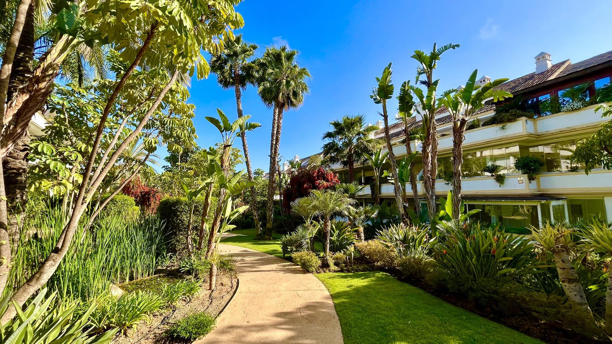 2 Bed Apartment for sale in The Golden Mile Costa Del Sol, Málaga, Spain